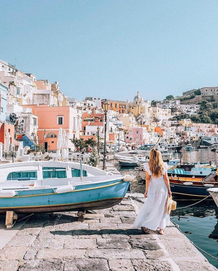 HOW TO DRESS LIKE AN ITALIAN WOMAN ON HOLIDAY Alexandra de Curtis | Italian Leather Handbags, Purses & Ballet Flats HOW TO DRESS LIKE AN ITALIAN WOMAN ON HOLIDAY Alexandra de Curtis | Italian Leather Handbags, Purses & Ballet Flats